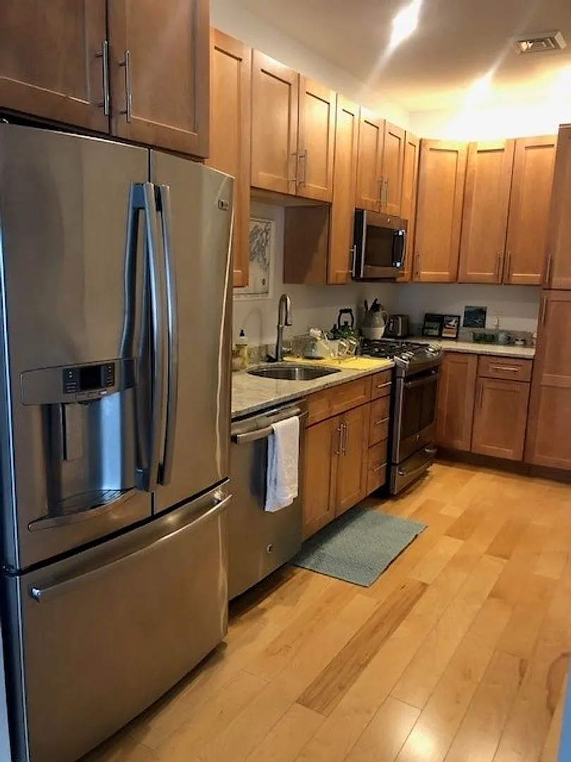 Studio Available September 1st!! - Fully Furnished - Great Portland Location! — Photo 2