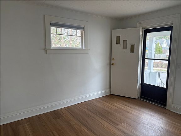 3rd image of 355 Caroline St