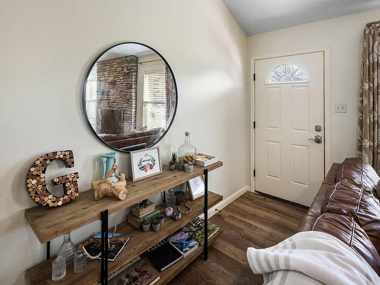 301 Hub Dr — Photo 10