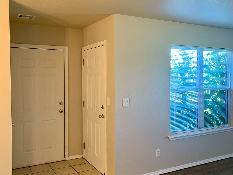 Living Room
Front door on the right.
Garage walk through door on the left.