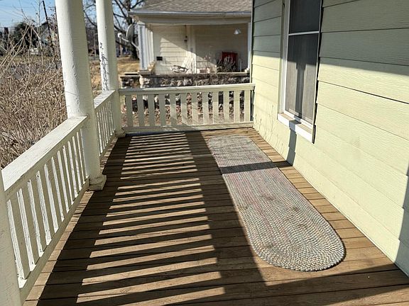 5th image of 327 E Yerby St