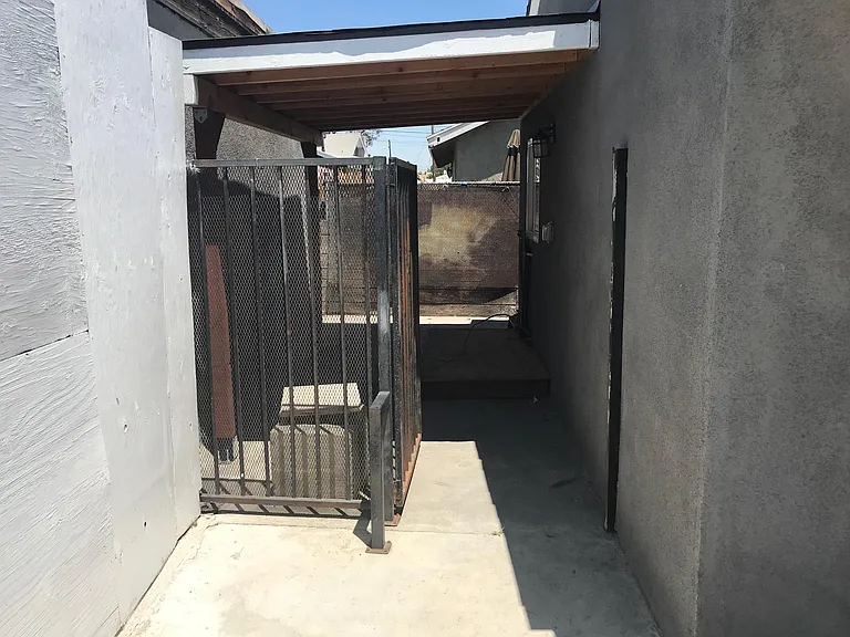 1042 S Rowan Ave #A — Photo 16