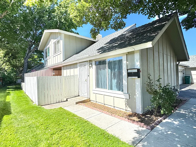 1601 London Cir — Photo 1