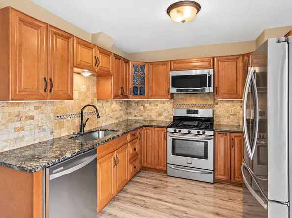 2646 Mackubin St, Roseville, MN 55113