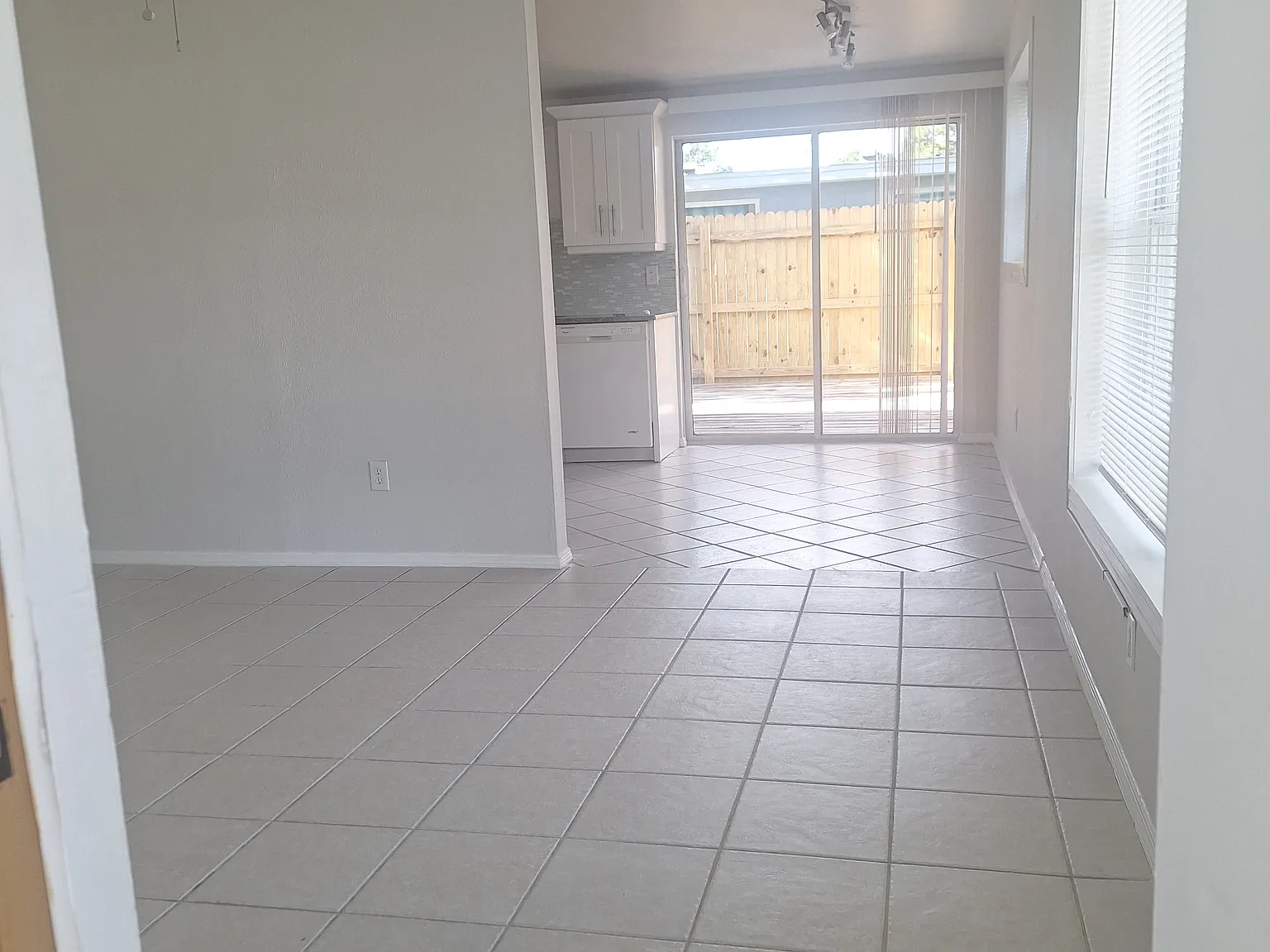 2 bed, 744 sqft, $1,680 — Photo 4