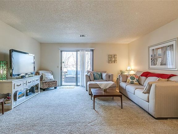 3rd image of 37 Walter Dr