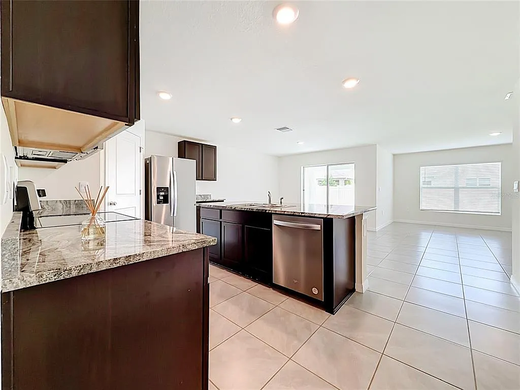 4 bed, 2.0 bath, 1827 sqft, $1,990 — Photo 4