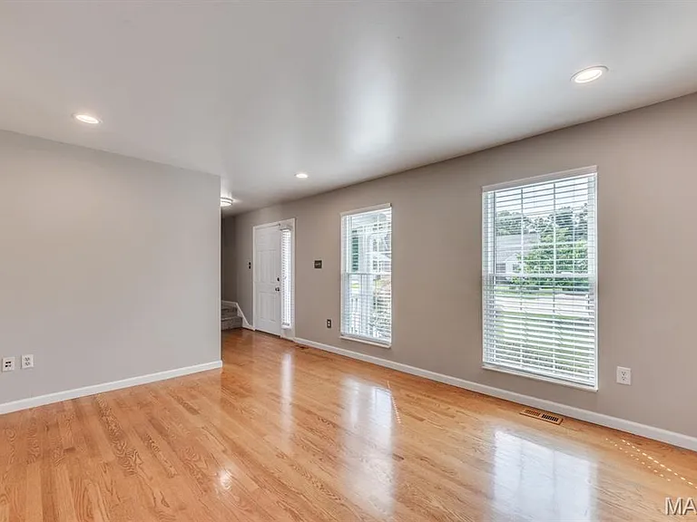 340 Emmanuel Ct — Photo 7