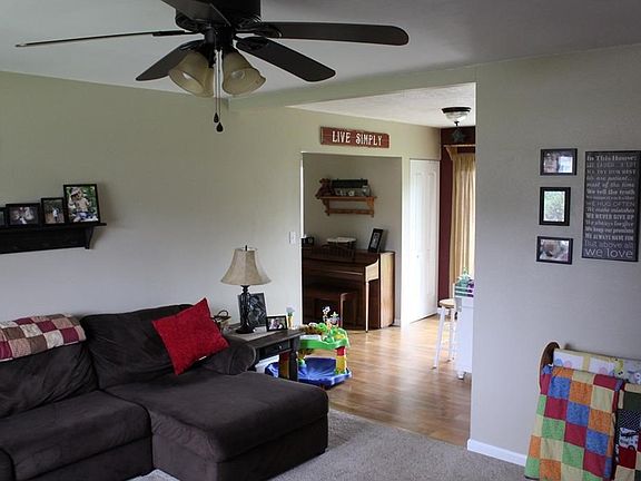 3rd image of 207 Oregon Dr