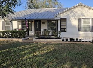 101 County Road 779, Devine, TX 78016