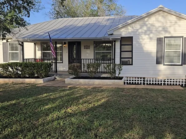 101 County Road 779, Devine, TX 78016