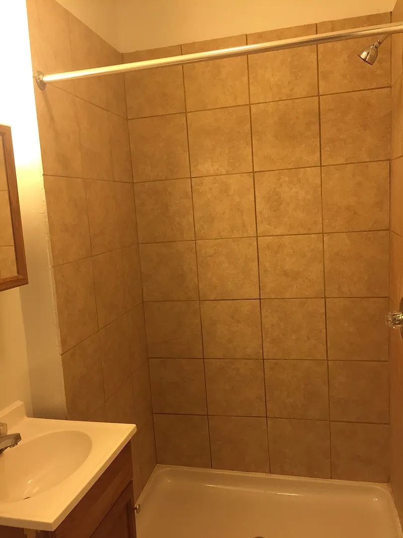 Availble Now! 1st floor apartment in North End of York City near parks, lake, etc. — Photo 2