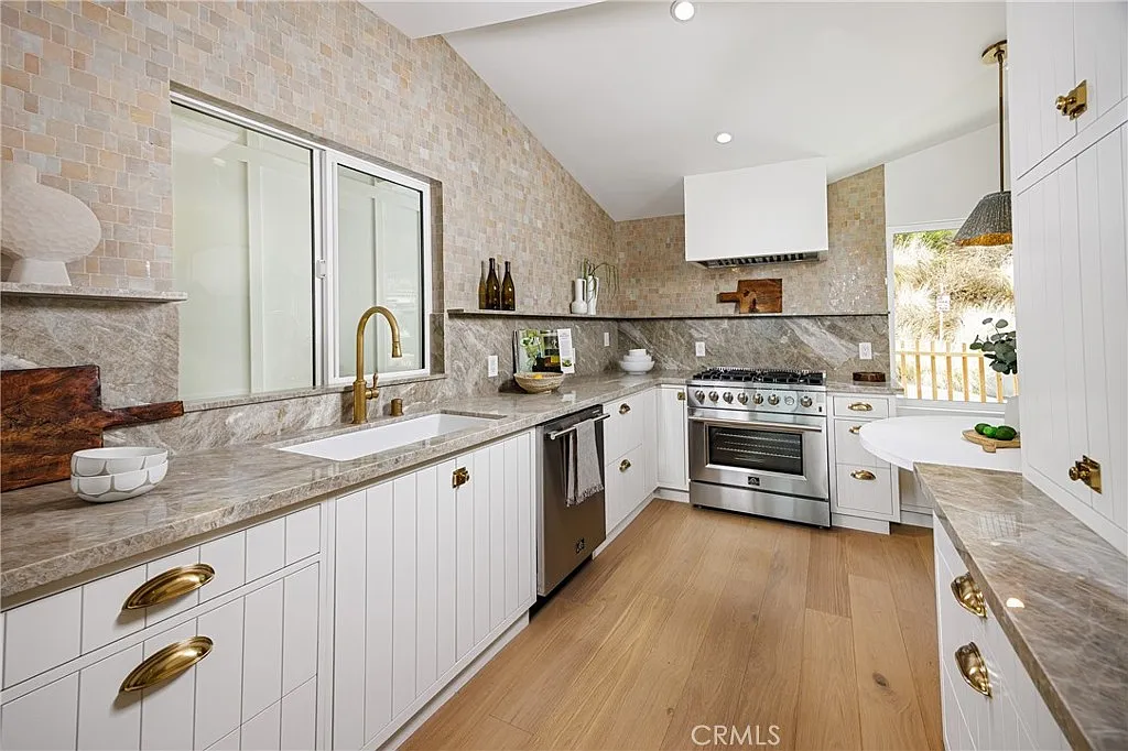 3 bed, 3.5 bath, 2149 sqft, $11,000 — Photo 3