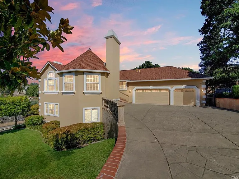 735 El Paseo Dr — Photo 2