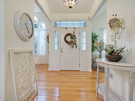 5th image of 31 Crown Cir
