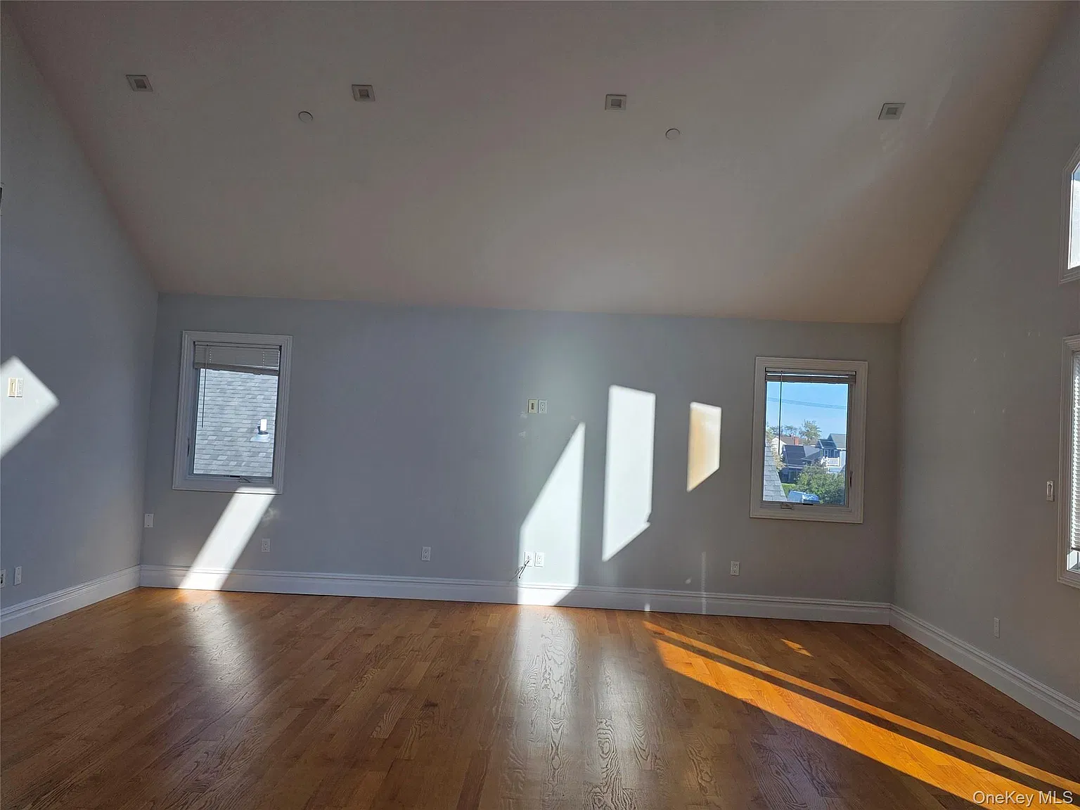 3 bed, 2.0 bath, 2928 sqft, $4,200 — Photo 4