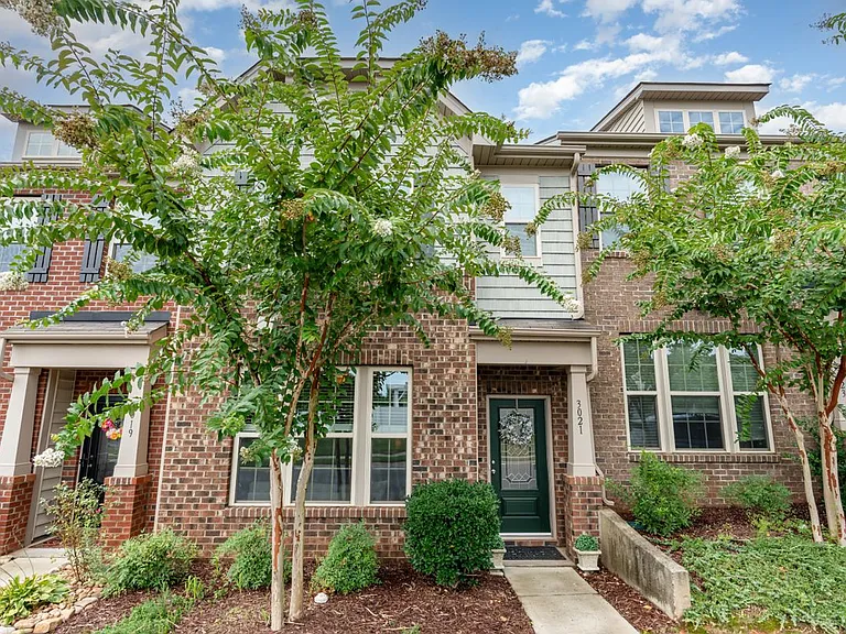 3021 Honeylocust Ln — Photo 1