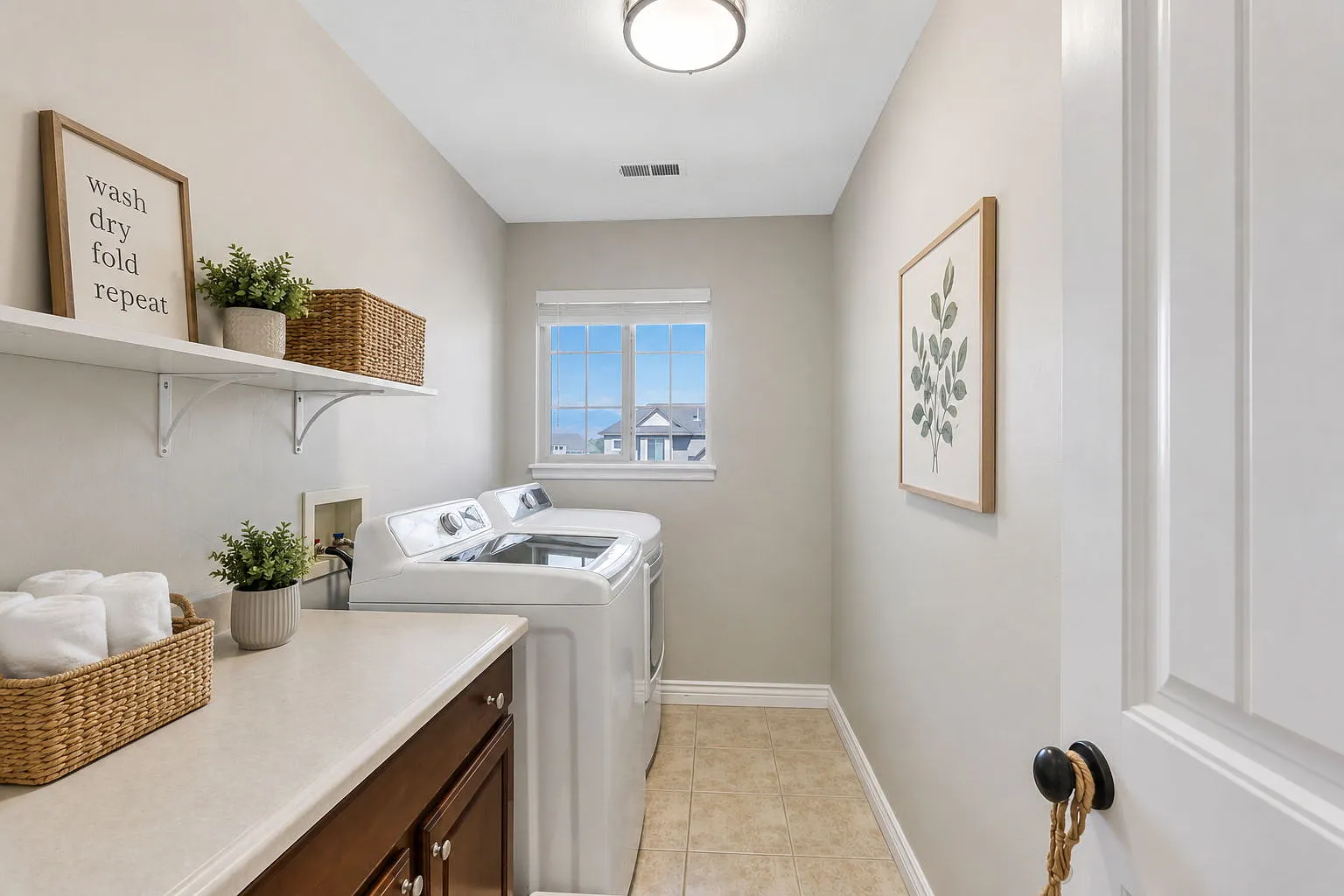 5 bed, 2.5 bath, 2722 sqft, $3,000 — Photo 3