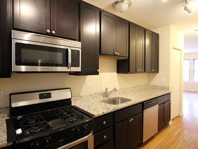 3003 W Lawrence Ave #2W — Photo 5