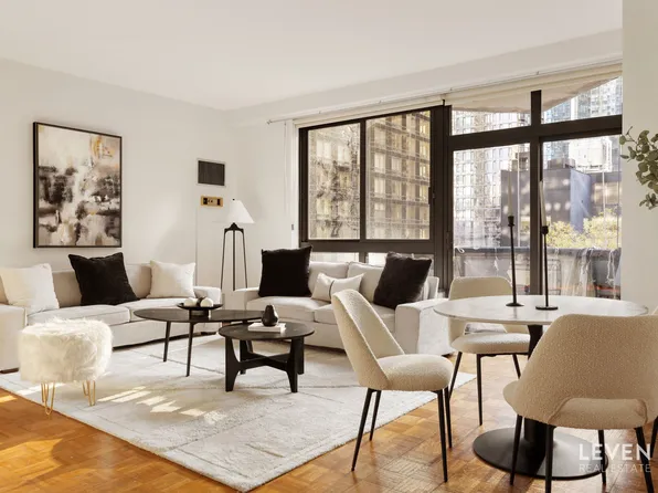 100 United Nations Plaza image 1 of 16