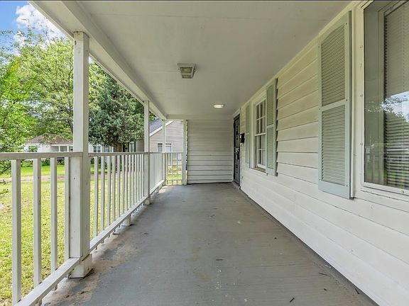 4th image of 1078 E Walthal Cir