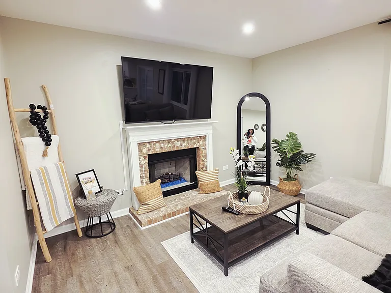 Bentley Dr — Photo 3