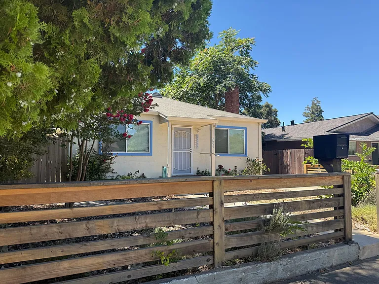 3654 52nd St — Photo 4
