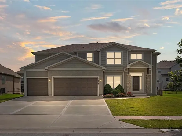 16541 S Parkwood St, Olathe, KS 66062