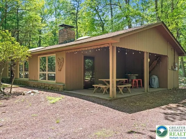 8 Big Boulder Rd, Lake Harmony, PA 18624