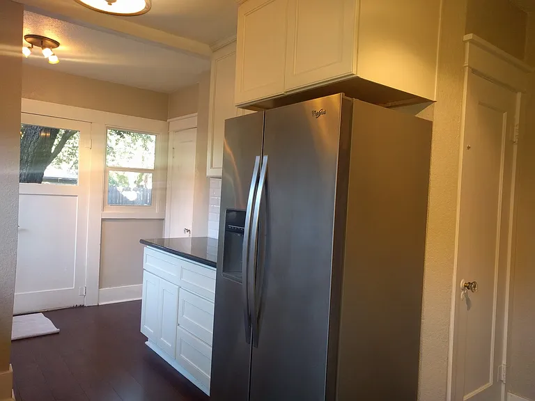 537 Auburn St — Photo 9