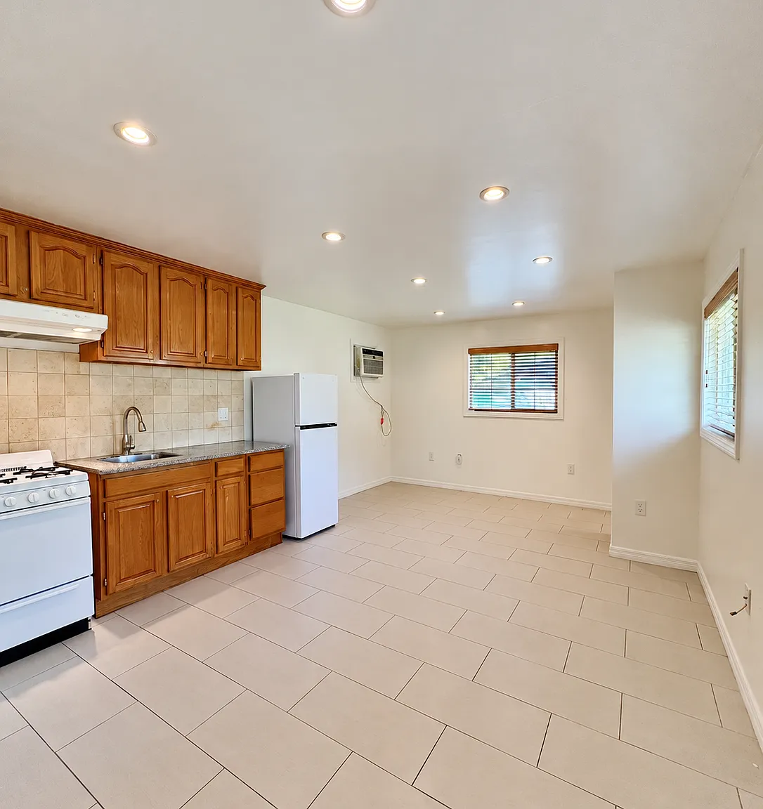 Peaceful Highland Park Studio-Style ADU with Full Kitchen and Yard Access! — Photo 3