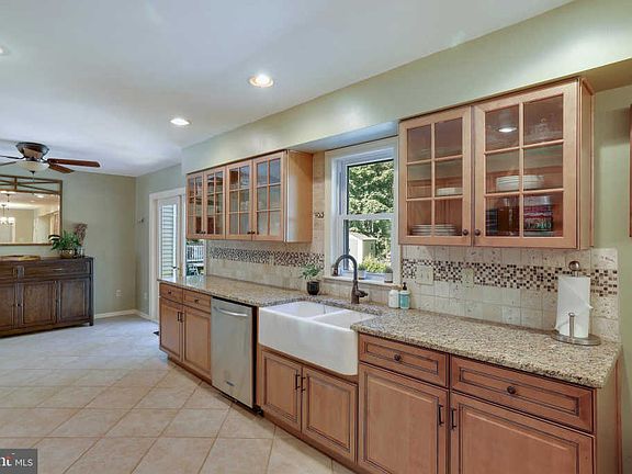 4th image of 744 Live Oak Dr