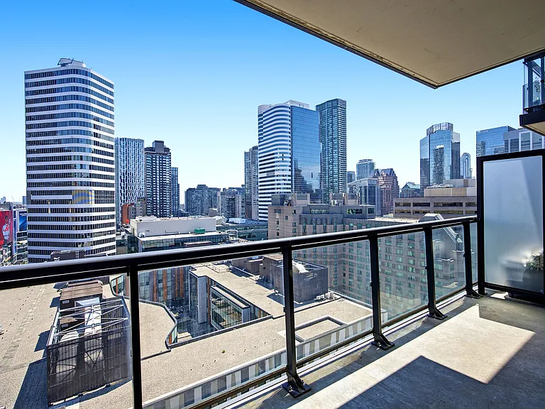 570 Bay St — Photo 37