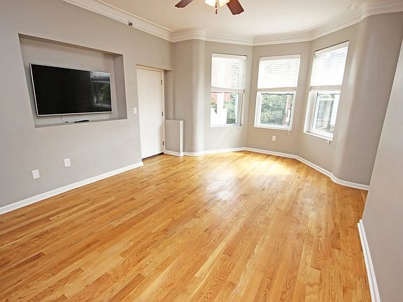 Unit 1 - Living Room W/ Flatscreen TV