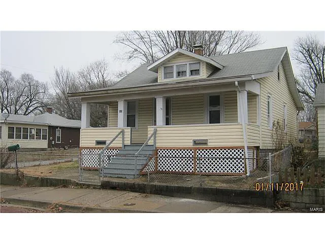 325 McClure Ave photo 1