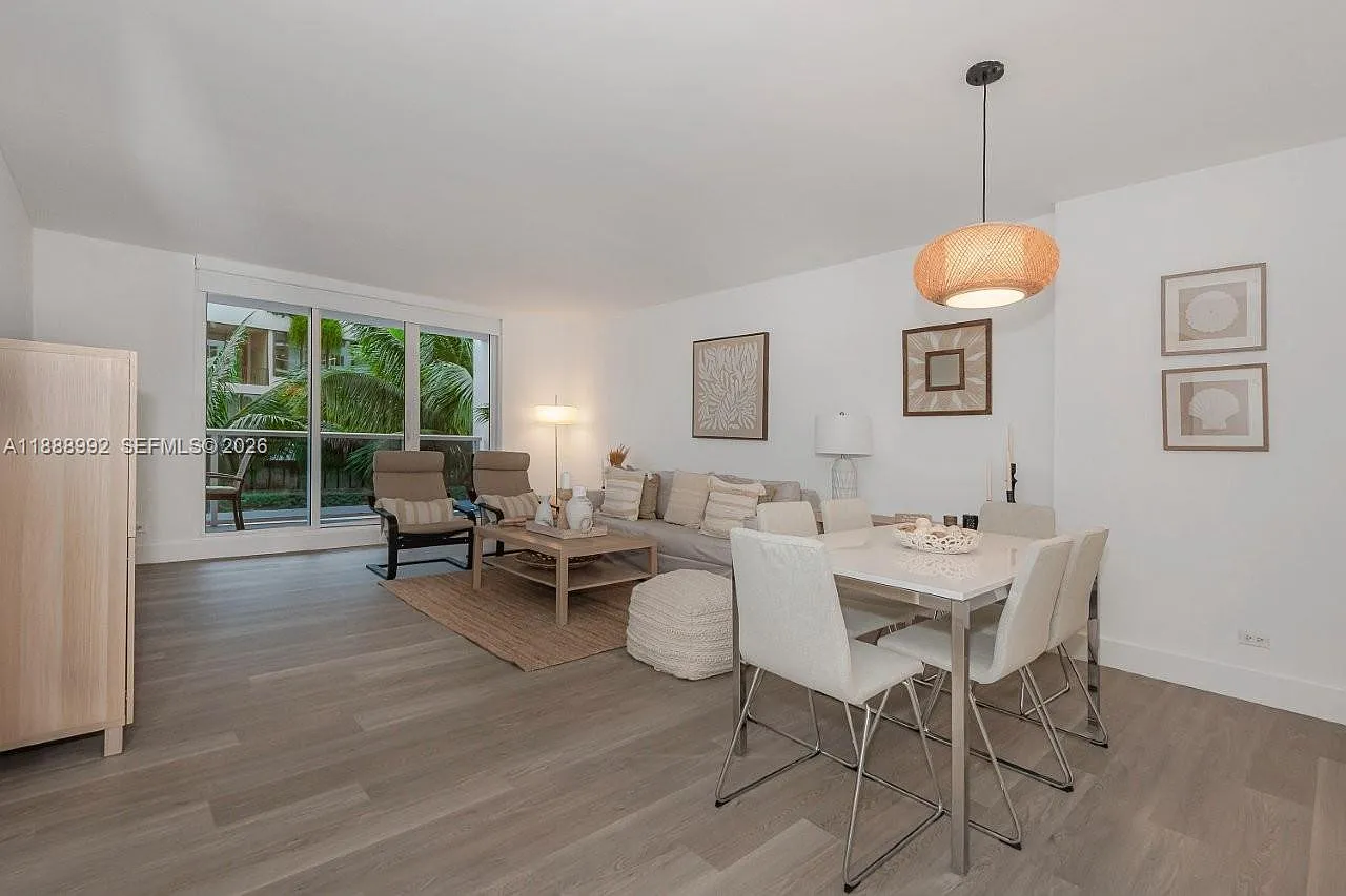 Roney Palace Condo — Photo 1