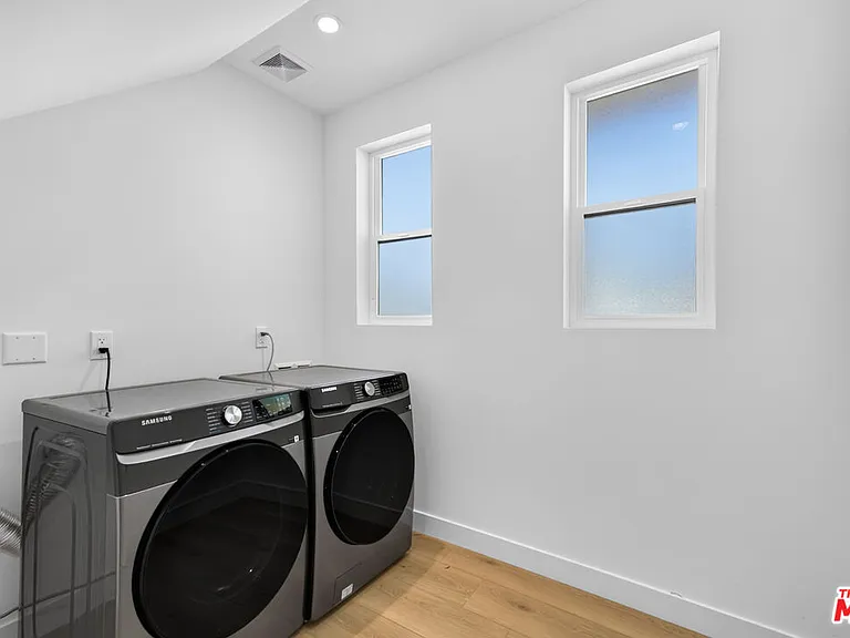 150 N Carondelet St — Photo 34