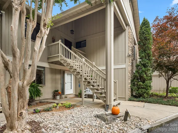 520 Davis Mountain Rd, Hendersonville, NC 28739