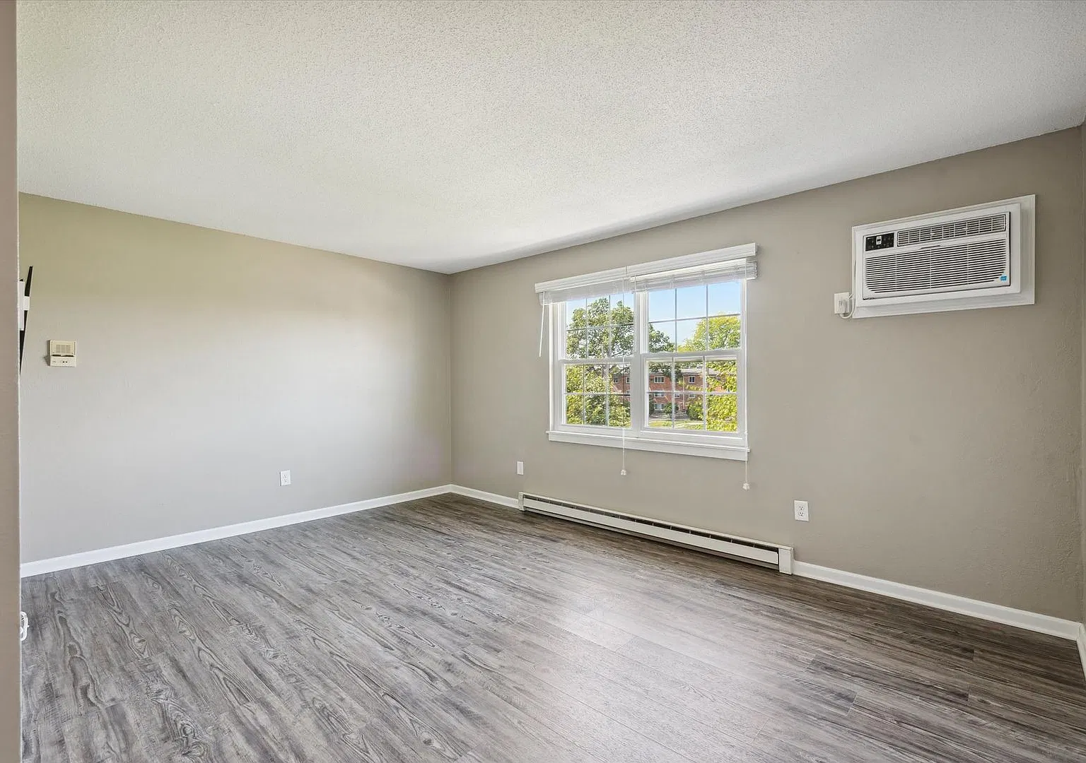 4101 Harvest Ln — Photo 2