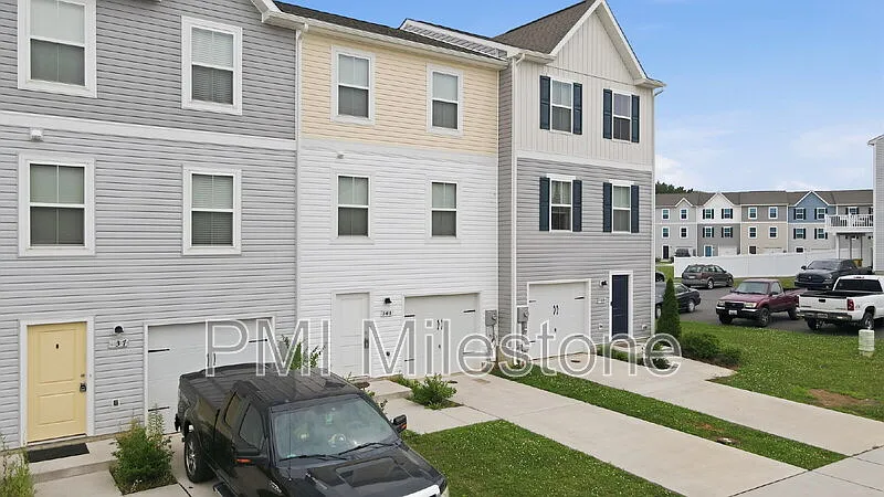 3 bed, 2.5 bath, 1650 sqft, $1,780 — Photo 2