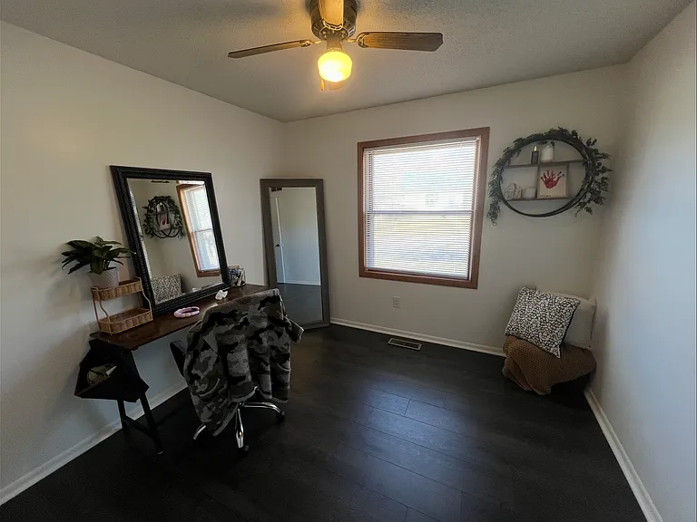 607 James St NE — Photo 11