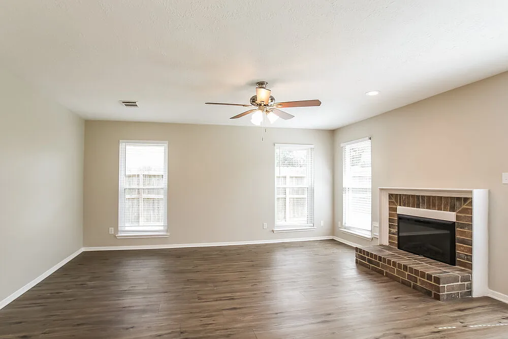 3 bed, 2.0 bath, 2160 sqft, $1,950 — Photo 3