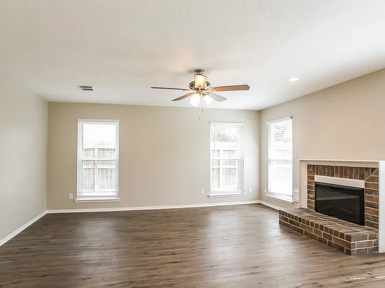 302 Dunford Ct — Photo 3