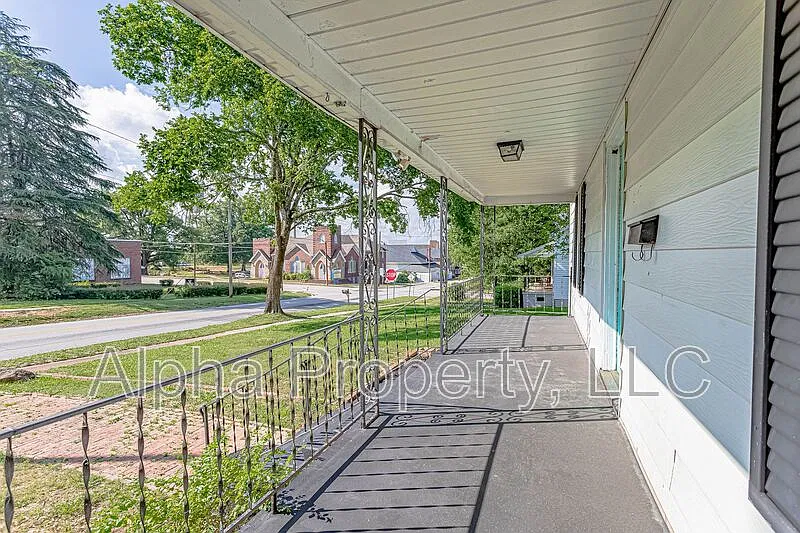 2 bed, 1.0 bath, 1260 sqft, $1,495 — Photo 3