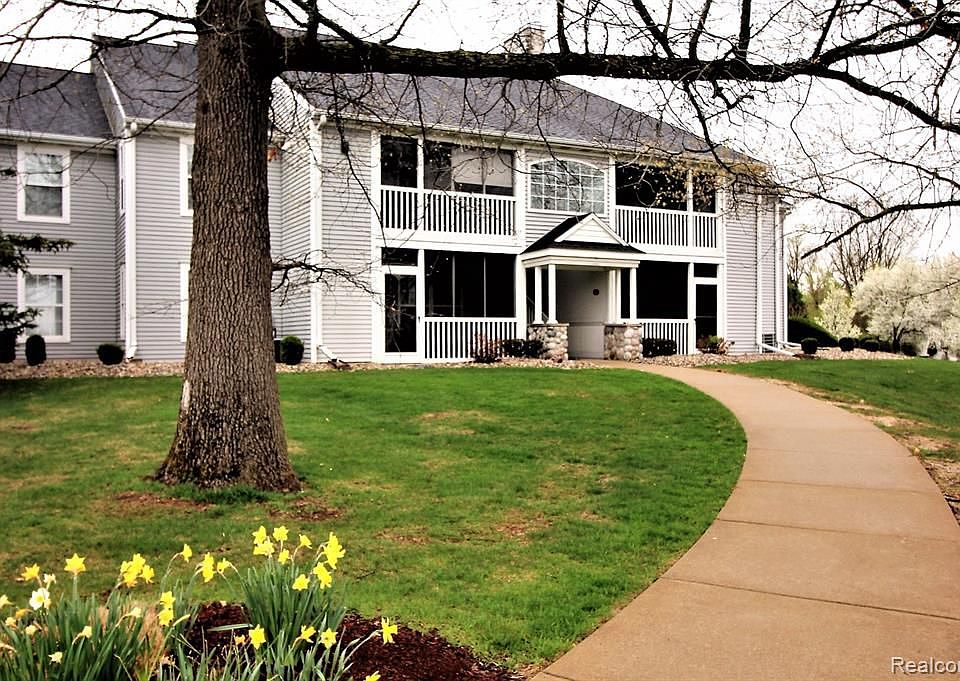 1st image of 827 W Barrington Cir #12