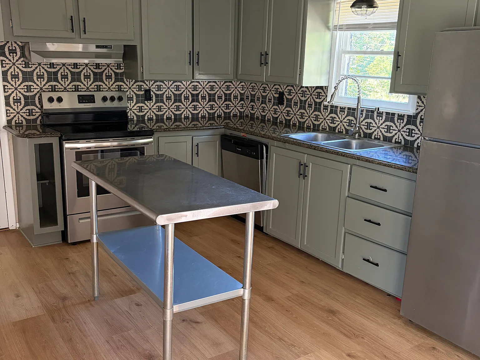 3 bed, 1272 sqft, $1,997 — Photo 2