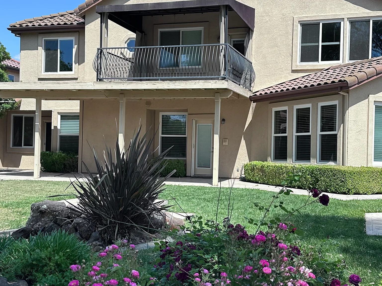 5 bed, 3850 sqft, $4,950 — Photo 2