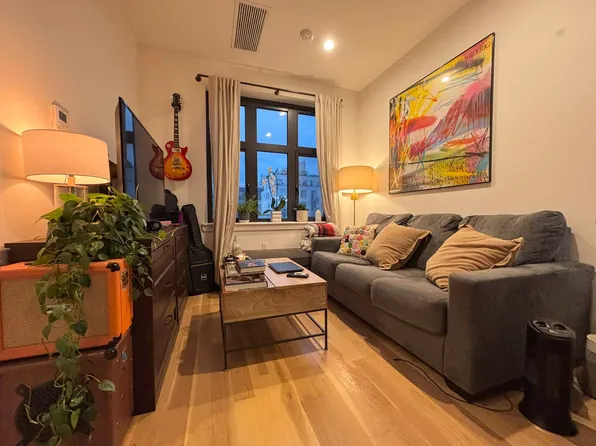 818 Lexington Avenue image 1 of 10