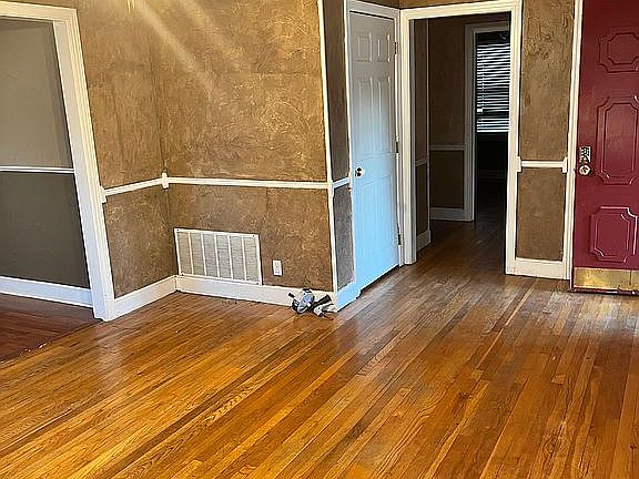 4th image of 3003 S Van Buren St