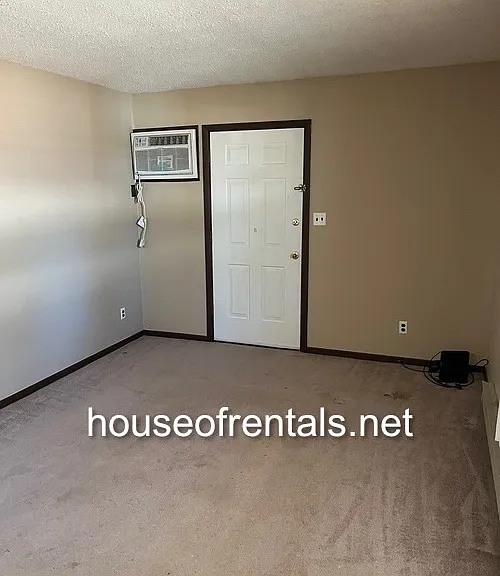 703 Rusty Ln — Photo 3